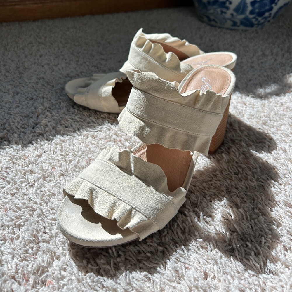 Women's Ruffle Block Heel Sandals - Cream